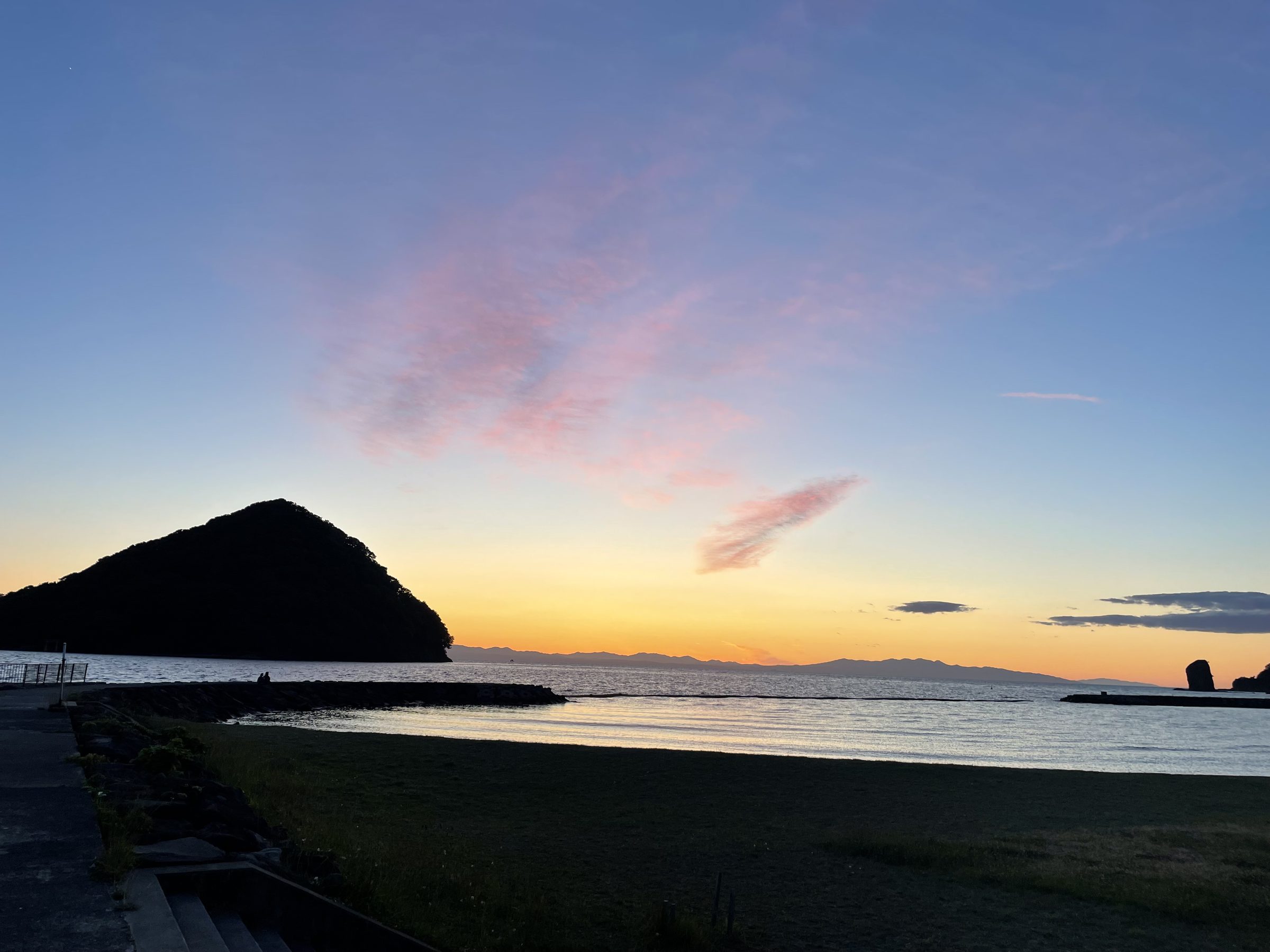 浅虫・陸奥湾に浮かぶ湯ノ島とマジックアワーの空