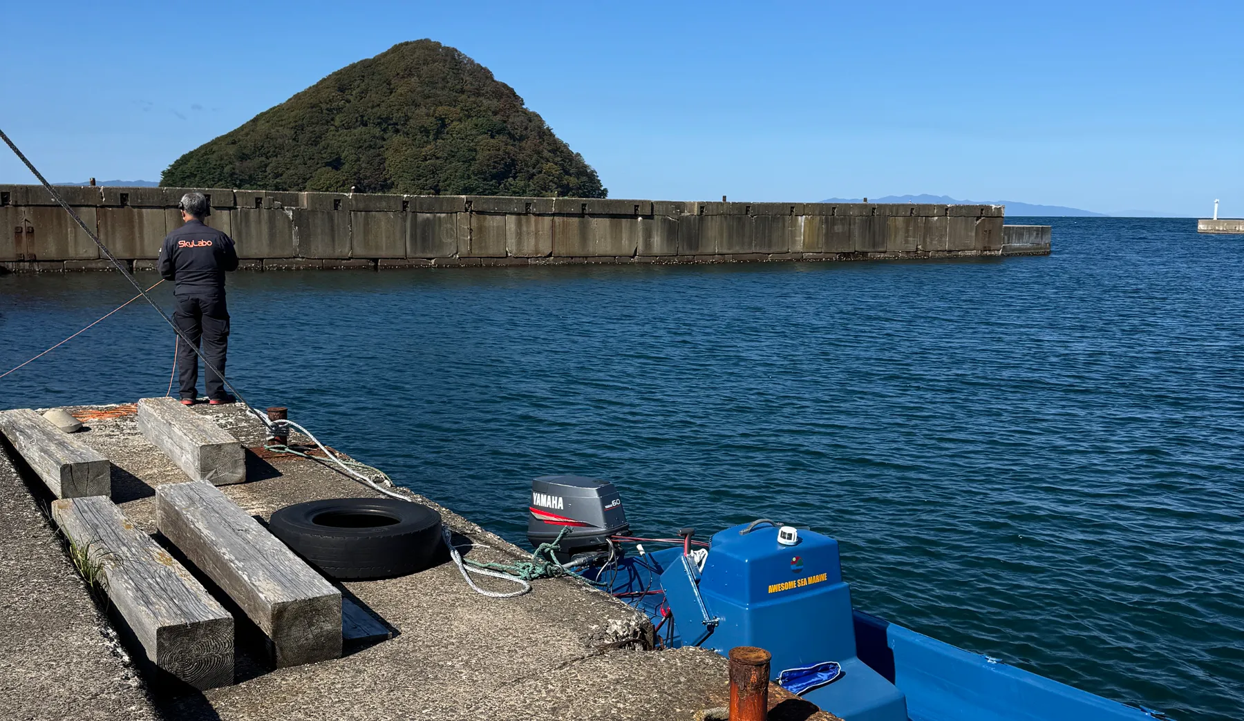 浅虫の港に停泊するAwesome Sea Marineの遊覧船と湯ノ島